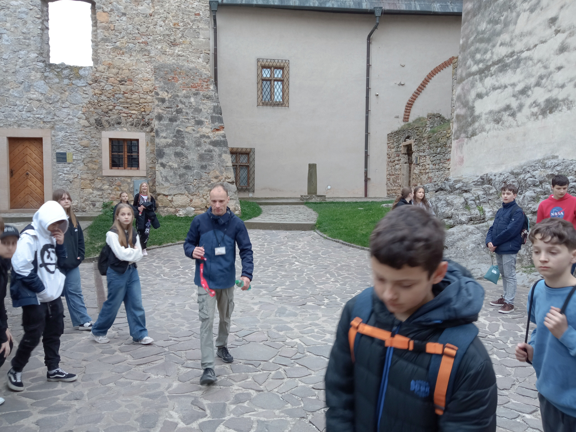 Exkurzia z dejepisu pre 6. ročník – Trenčiansky hrad, rímsky nápis na hradnej skale, pútnické miesto Skalka pri Trenčíne - Obrázok 6