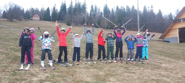 Uczniowie na nartach.
