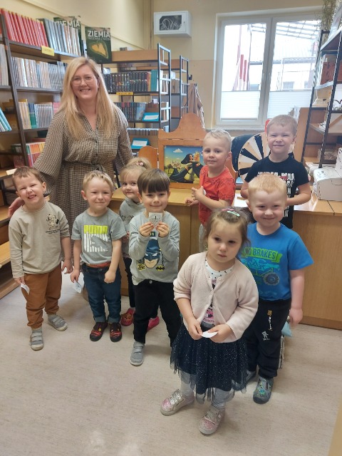 Wizyta najmłodszych przedszkolaków w bibliotece szkolnej z okazji Międzynarodowego Dnia Książki dla Dzieci - Obrazek 4