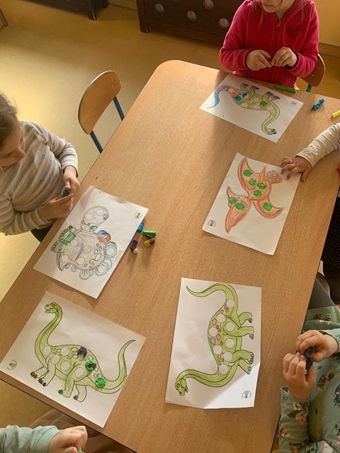 dzieci rysują dinozaury