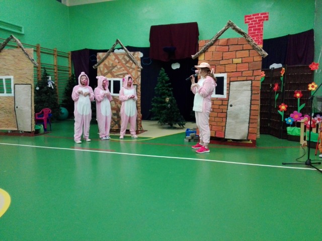 Spektakl "Świnki trzy"  w wykonaniu szkolnego teatru "Maska" - Obrazek 2