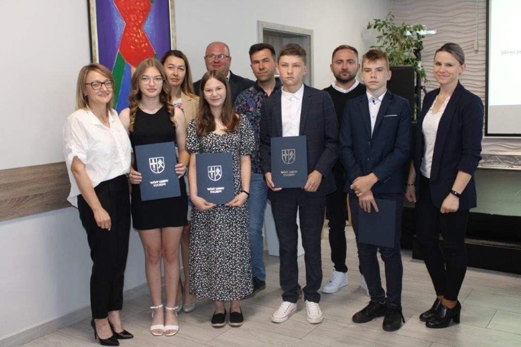 Nagrodzeni uczniowie, pani dyrektor i przedstawiciele Urzędu Gminy w Tuczępach
