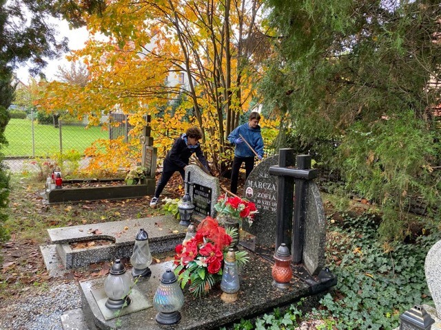 Sprzątanie cmentarza w Bielanach Wrocławskich - Obrazek 3
