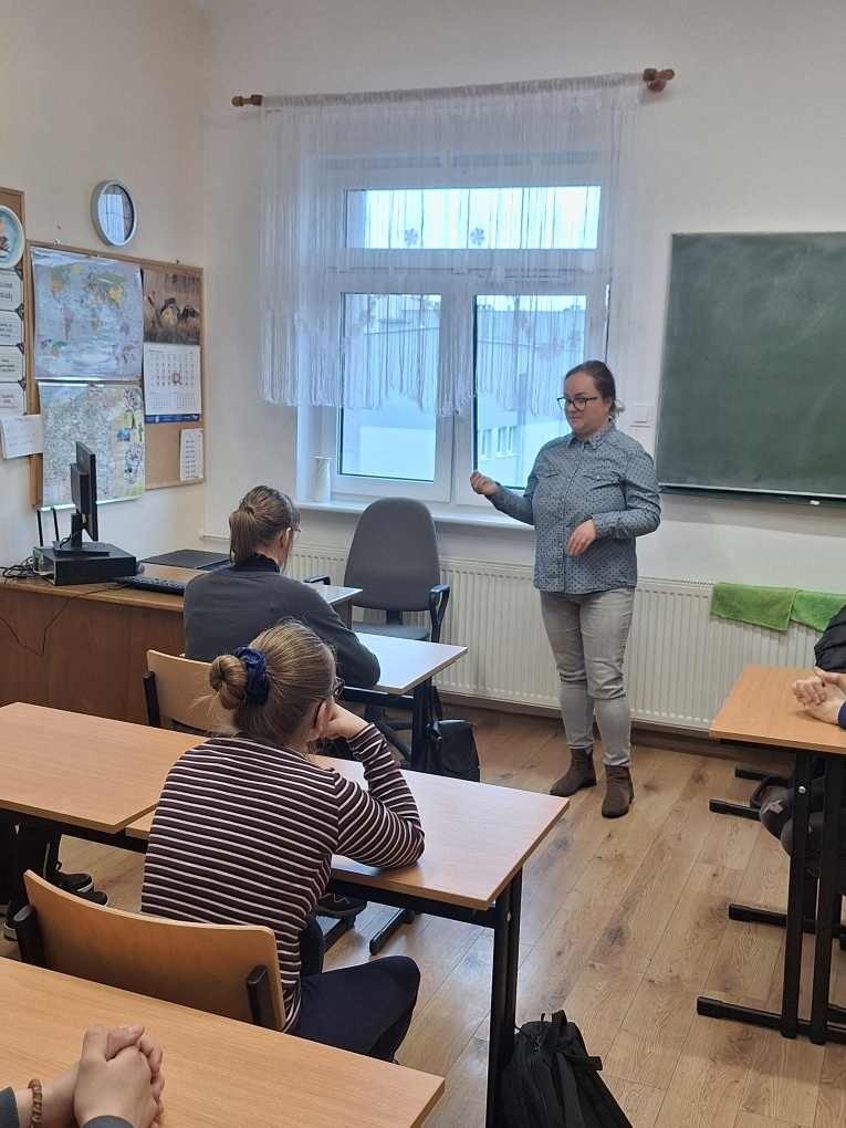 Kurator sądowy - Pani Sylwia opowiada zgromadzonym uczniom o swojej pracy
