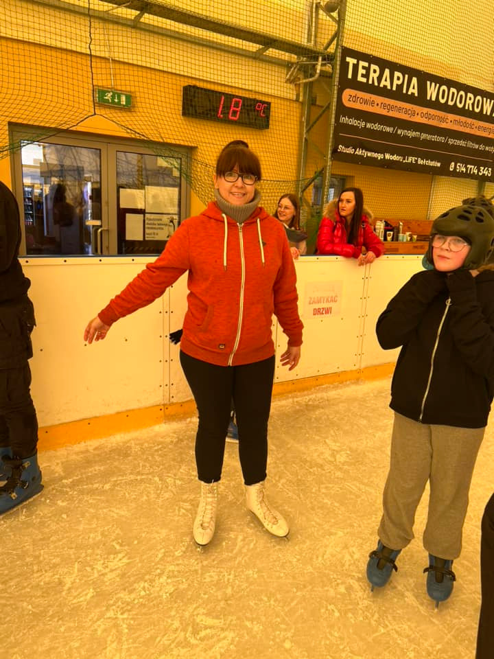 Wyjazd uczniów PSP w Przedborzu na lodowisko w Bełchatowie.  Lodowisko to super zabawa dla dzieci. Wielkie brawa dla organizatorów  - Obrazek 6