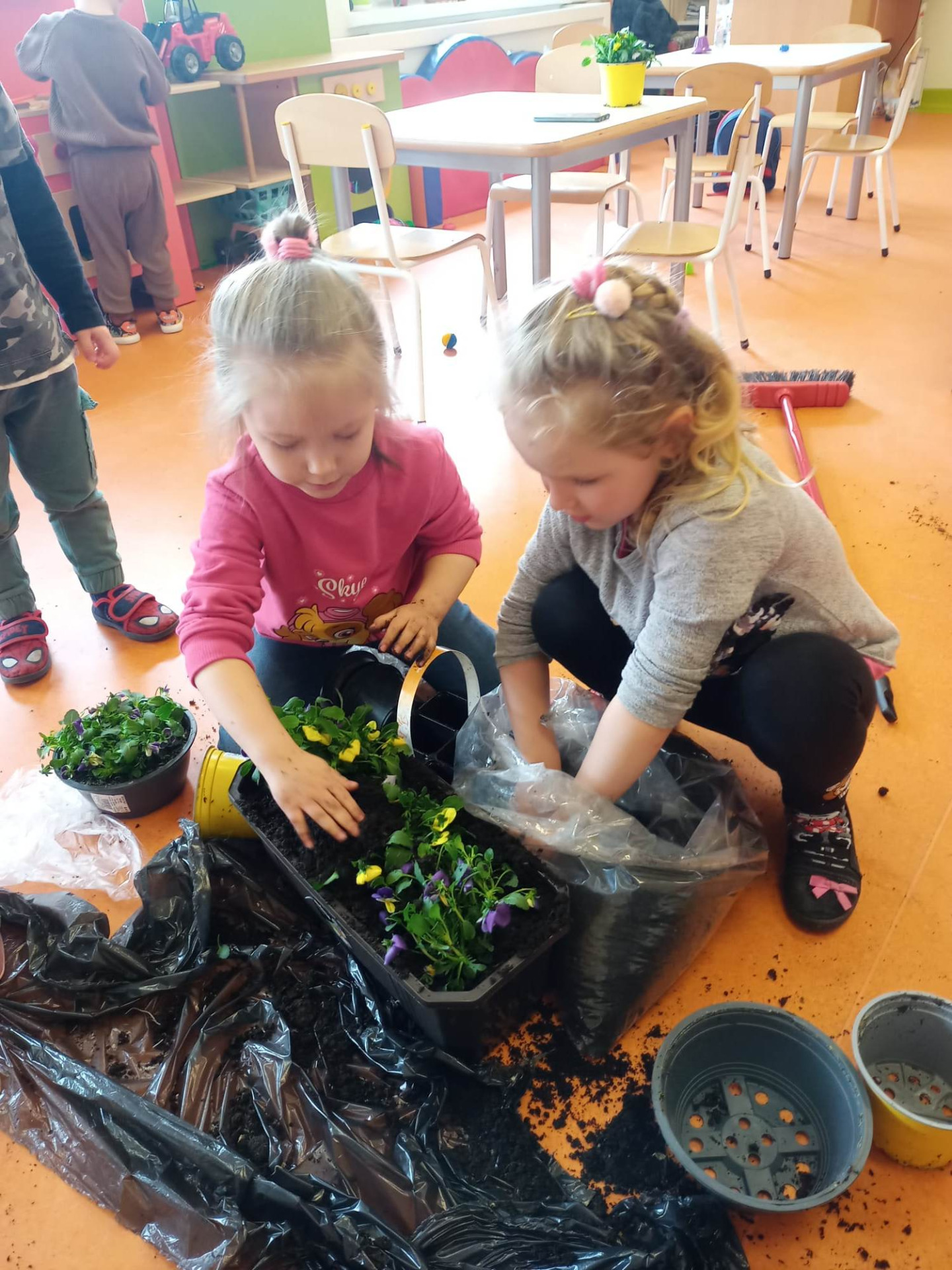 Przedszkolaki zakładają ogródki kwiatowe - Obrazek 4