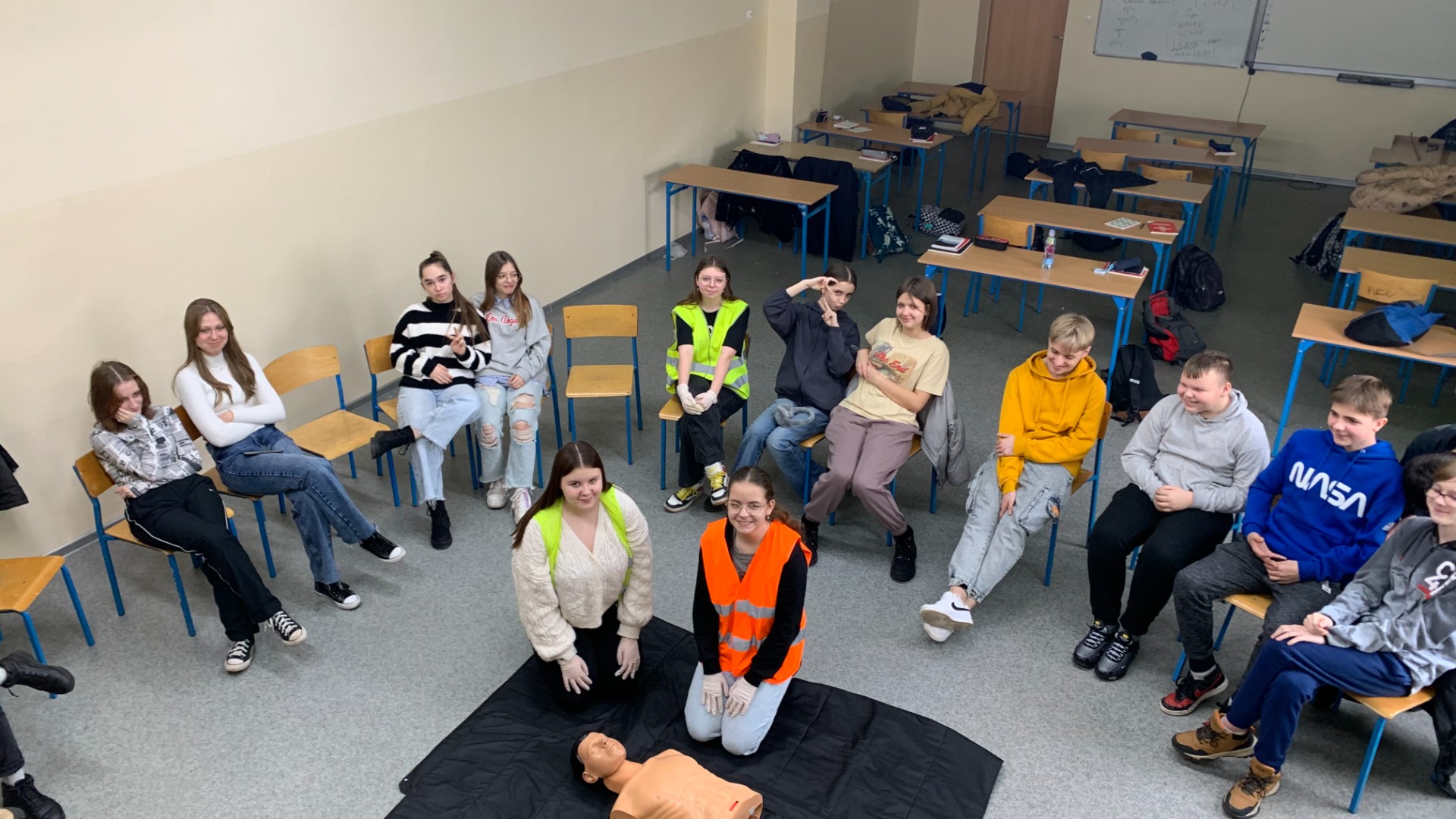 Uczniowie ćwiczą udzielanie pierwszej pomocy
