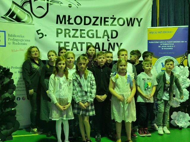 Uczniowie klasy Va i IVb biorący udział w 5. edycji Młodzieżowego Przeglądu Teatralnego w Szkole Podstawowej nr 14 w Radomiu wraz z opiekunem Krystyną Kupis.