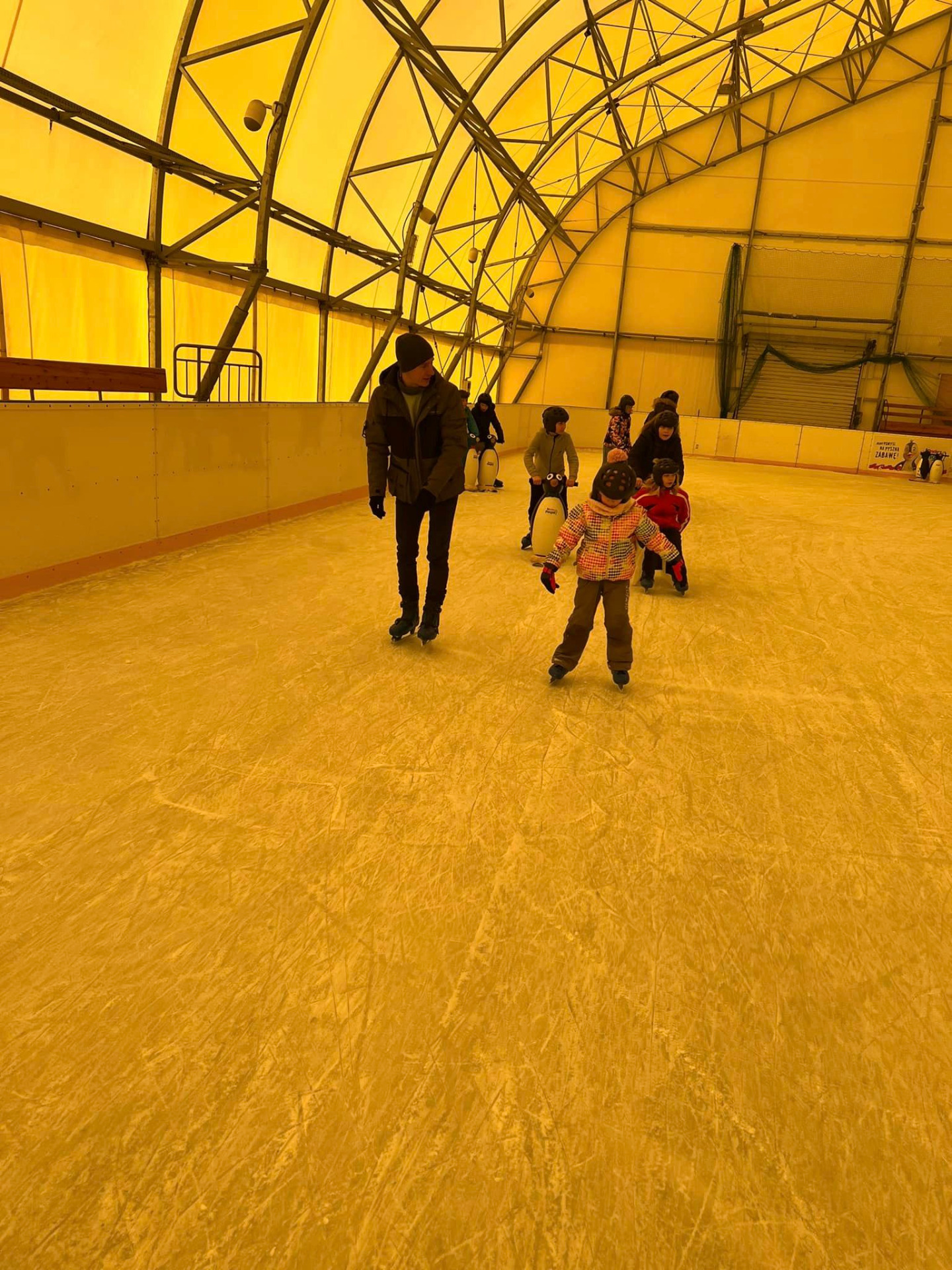 Wyjazd uczniów PSP w Przedborzu na lodowisko w Bełchatowie.  Lodowisko to super zabawa dla dzieci. Wielkie brawa dla organizatorów  - Obrazek 5