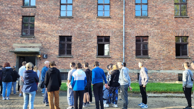     Lekcja muzealna w niemieckim obozie koncentracyjnym Auschwitz –Birkenau 