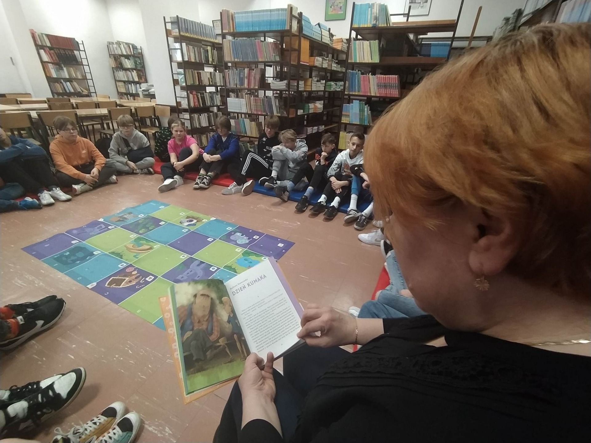 Pani Ewa Jagiełło czyta dzieciom z klasy Vd opowiadanie Barbary Kosmowskiej Dzień Kumaka
