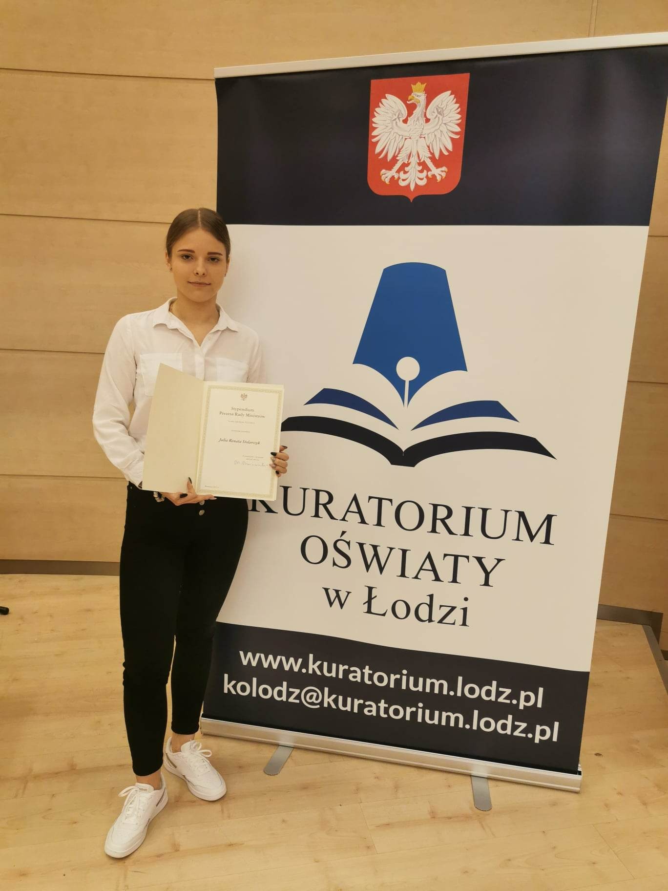 Stypendystka Julia Stolarczyk z dyplomem