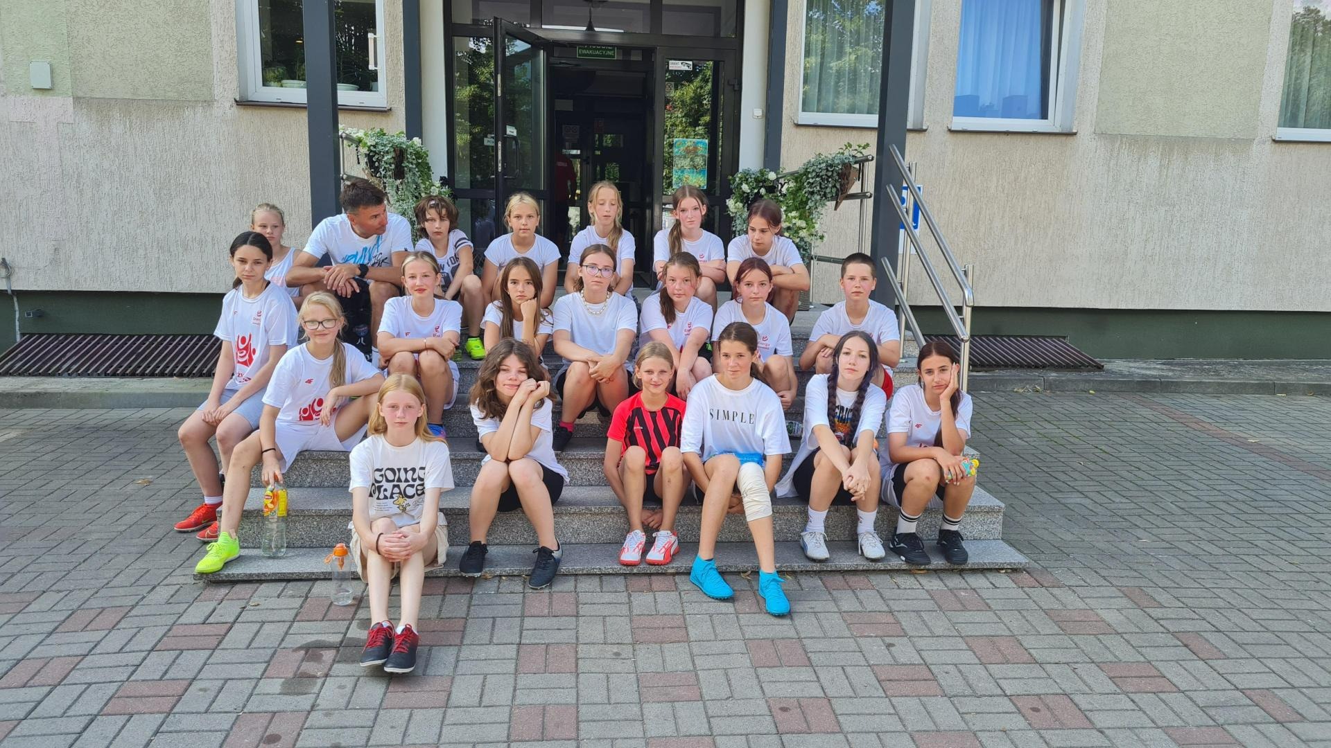 Dziewczyny ze Szkoły Podstawowej w Zabłudowie na obozie piłkarskim w Augustowie