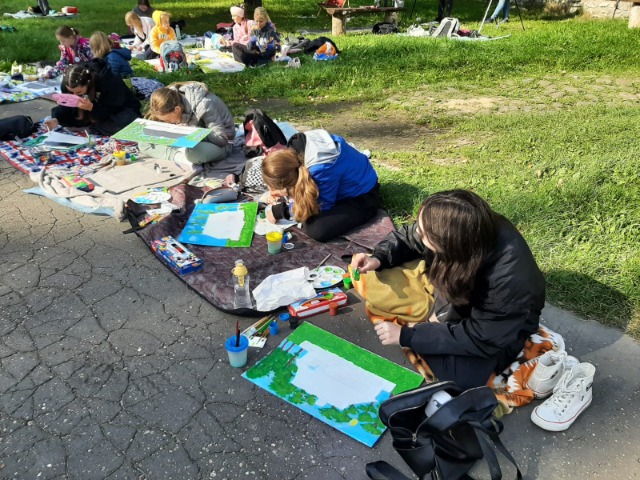 Uczennice naszej szkoły w trakcie malowania w Skansenie w Chorzowie.