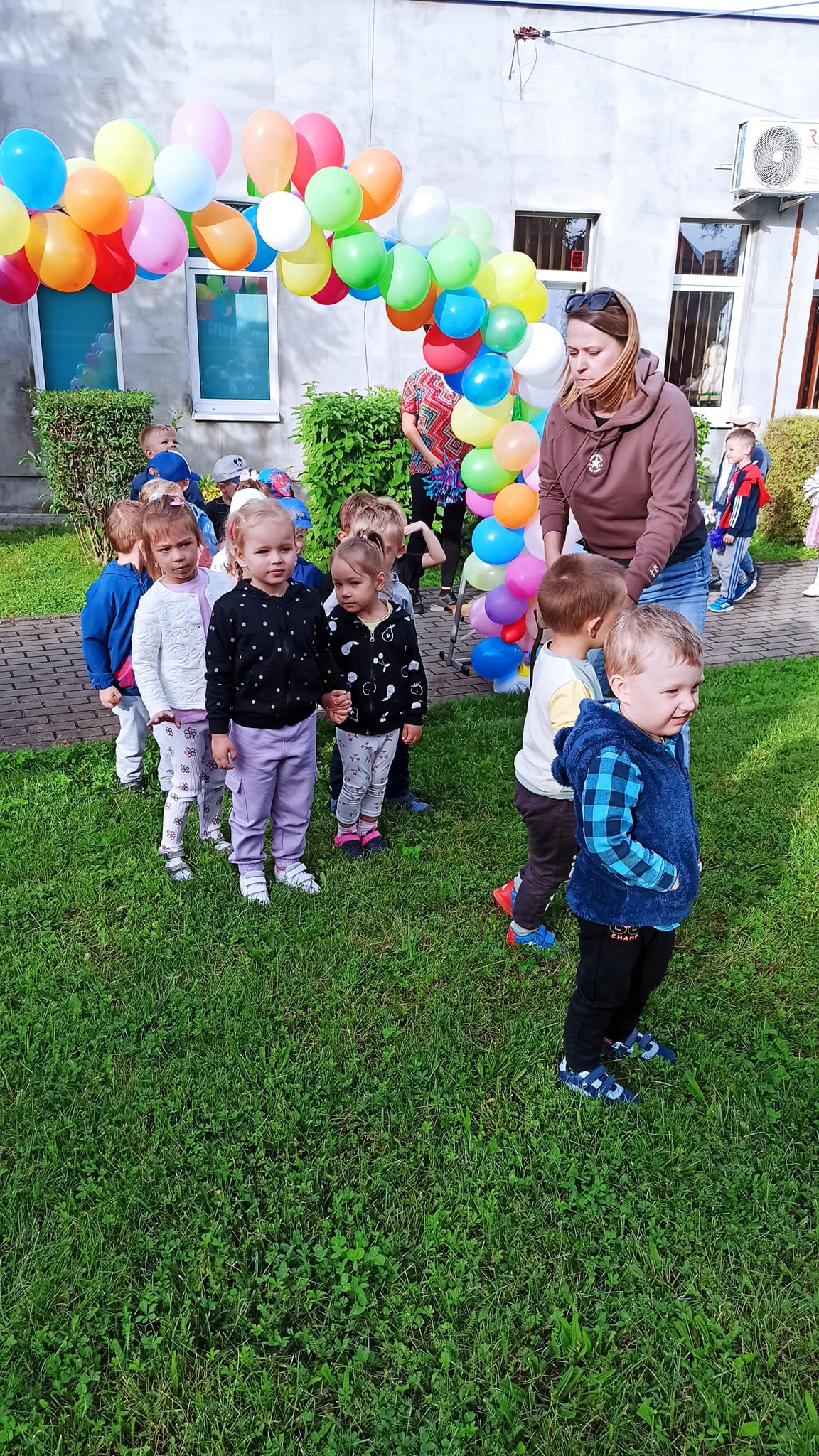 Obraz zawierający trawa, ubrania, balon, małe dziecko

Opis wygenerowany automatycznie