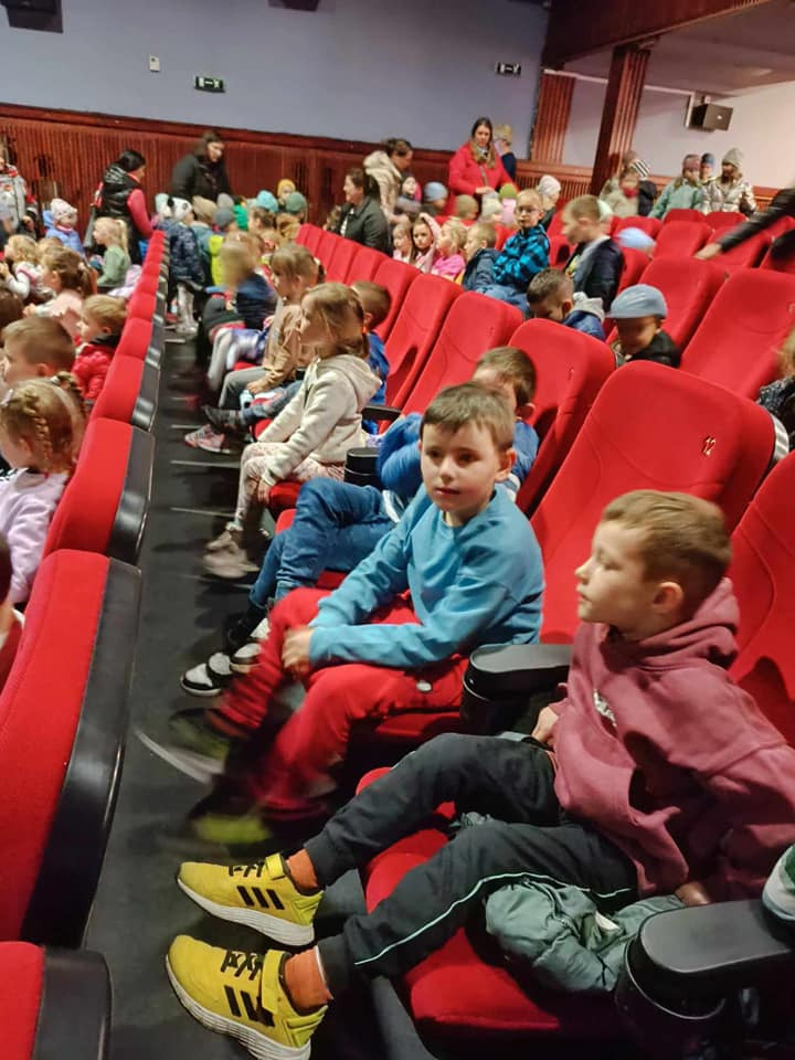 Wycieczka 5 i 6-latków do BSCK w Busku-Zdroju na spektakl teatralny "Jaś i Małgosia" w wykonaniu aktorów Katolickiego Teatru Edukacji z Krakowa 🙂 - Obrazek 6