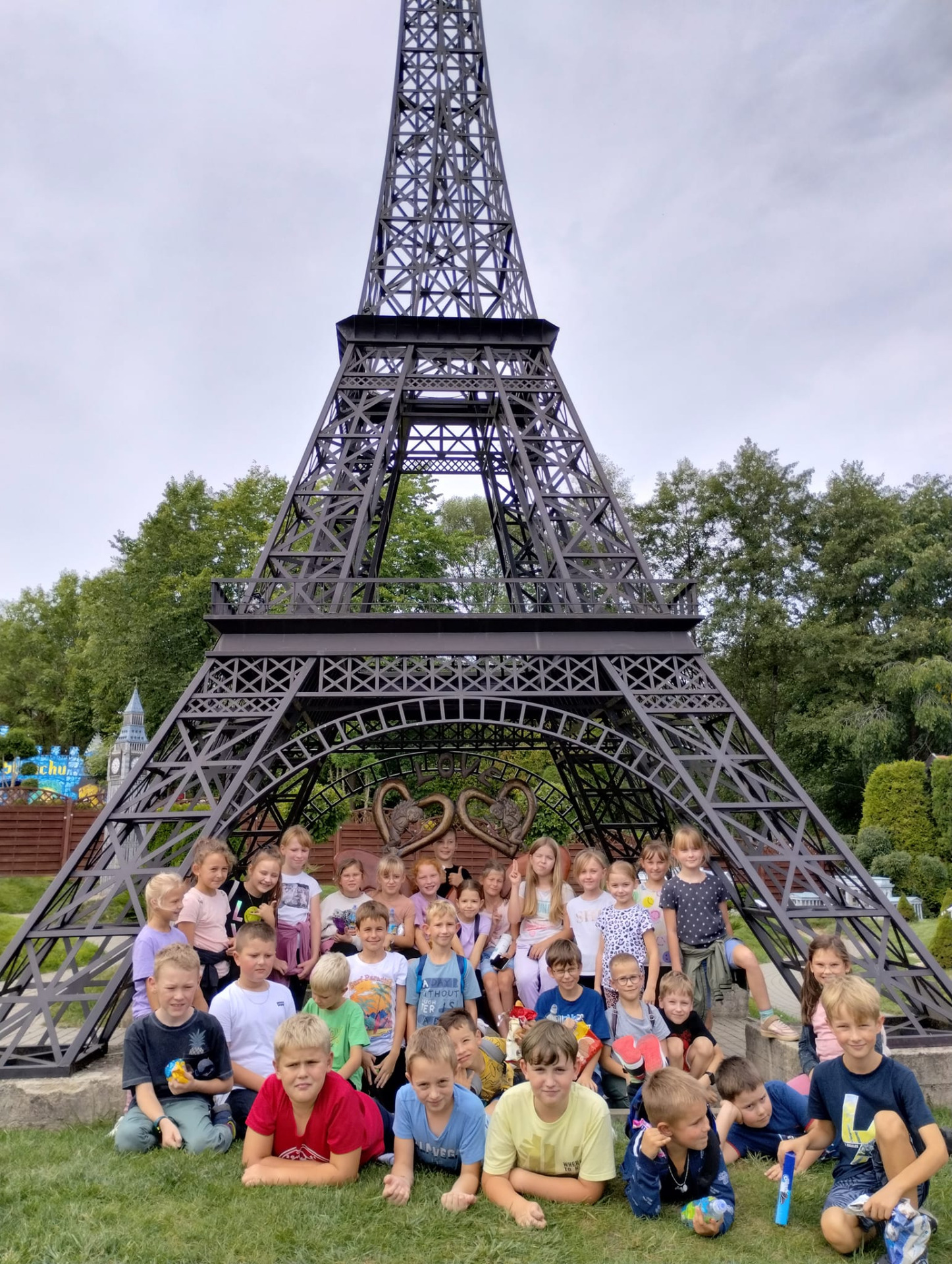 Dzieci przy słynnej Wieży Eiffla w Parku Miniatur