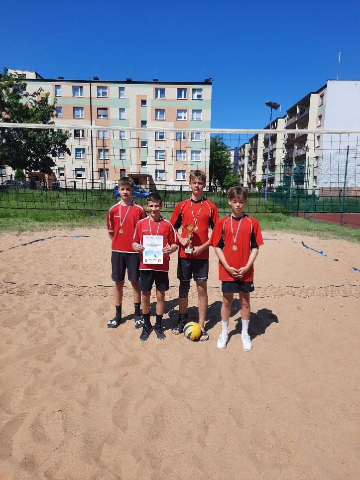 Mistrzostwa Powiatu Wieluńskiego w Turnieju Piłki Siatkowej Plażowej - Obrazek 3