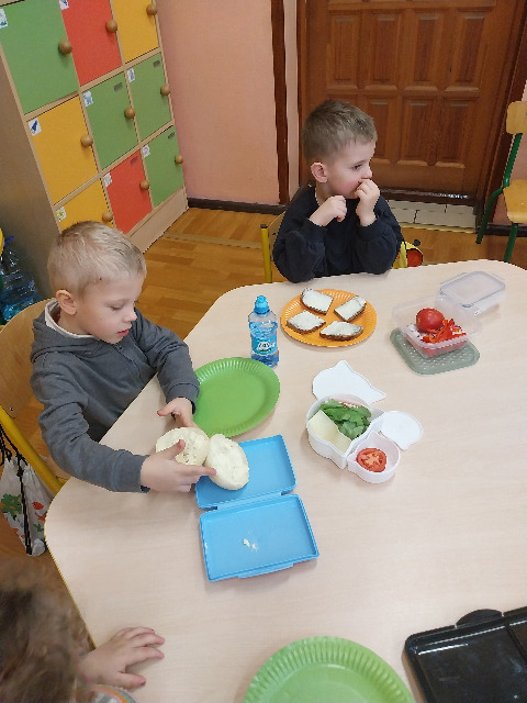 Kolorowe kanapeczki w punkcie przedszkolnym. - Obrazek 3