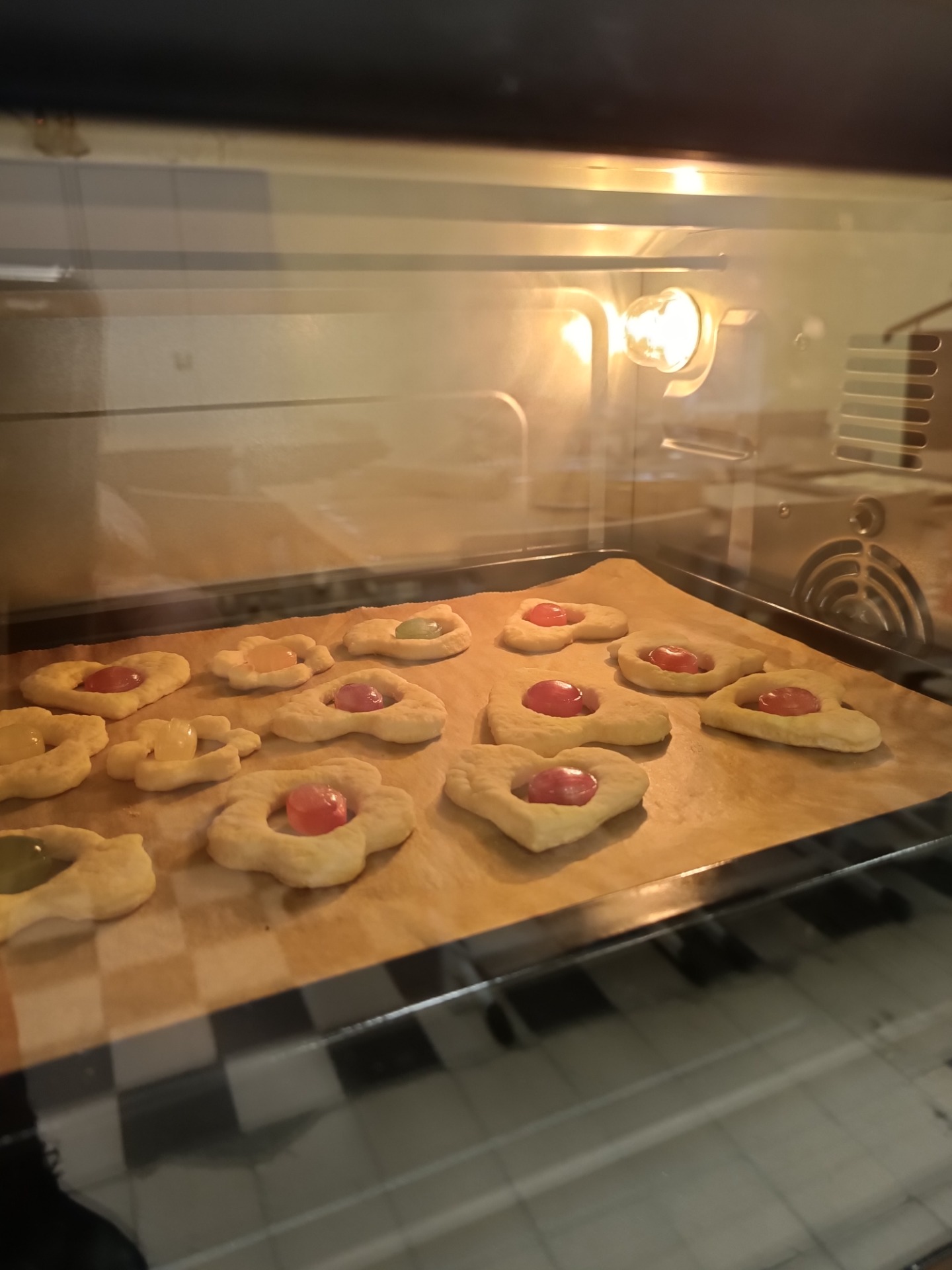 Przygotowania do kiermaszu walentynkowego 2023r - pieczenie ciasteczek