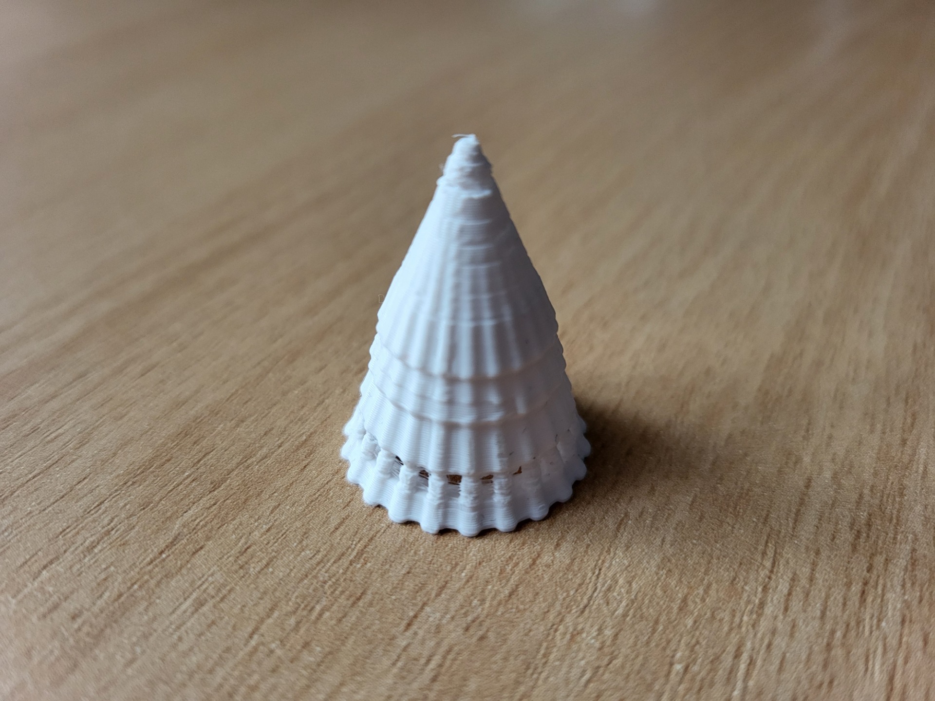 Biała choinka wykonane za pomocą drukarki 3D.