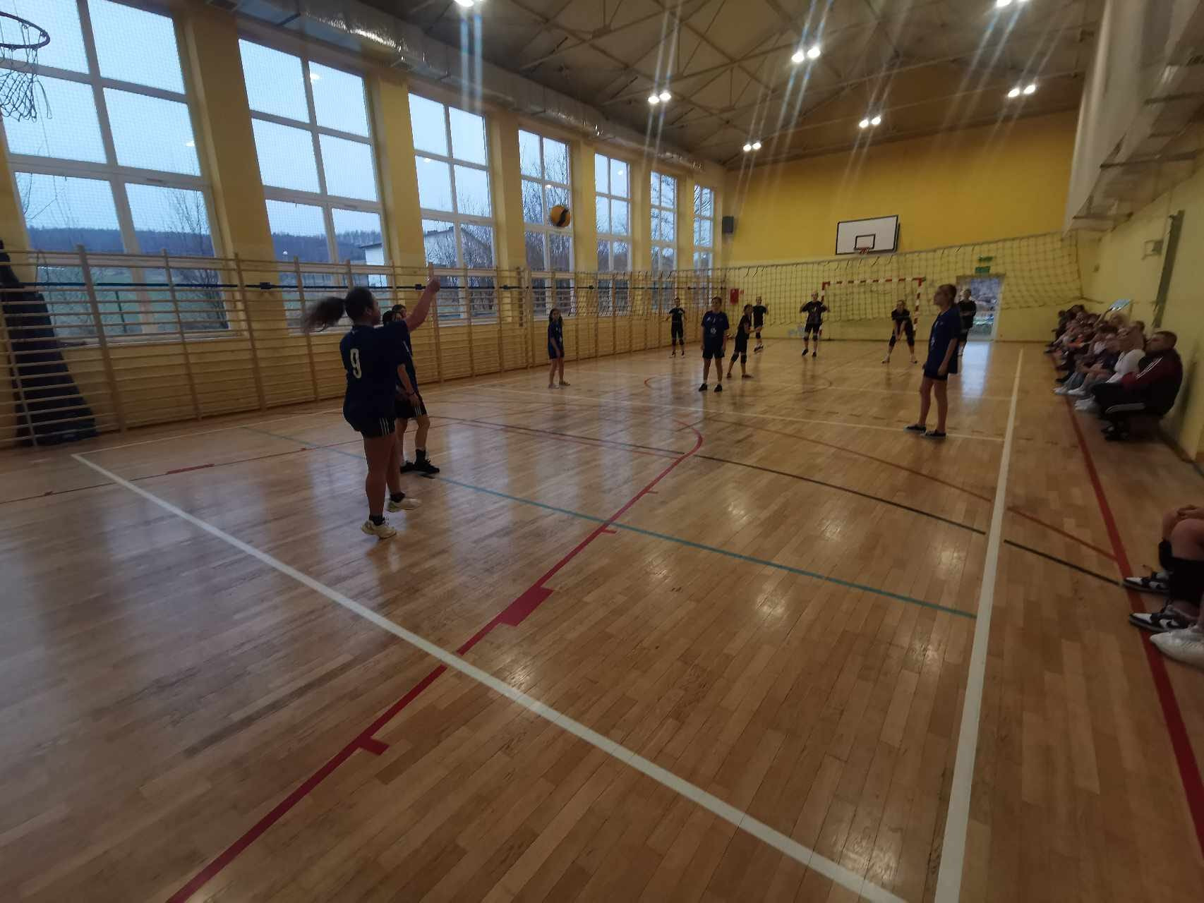 Rozgrywki sportowe z uczniami Szkoły Podstawowej w Kostomłotach - Obrazek 3