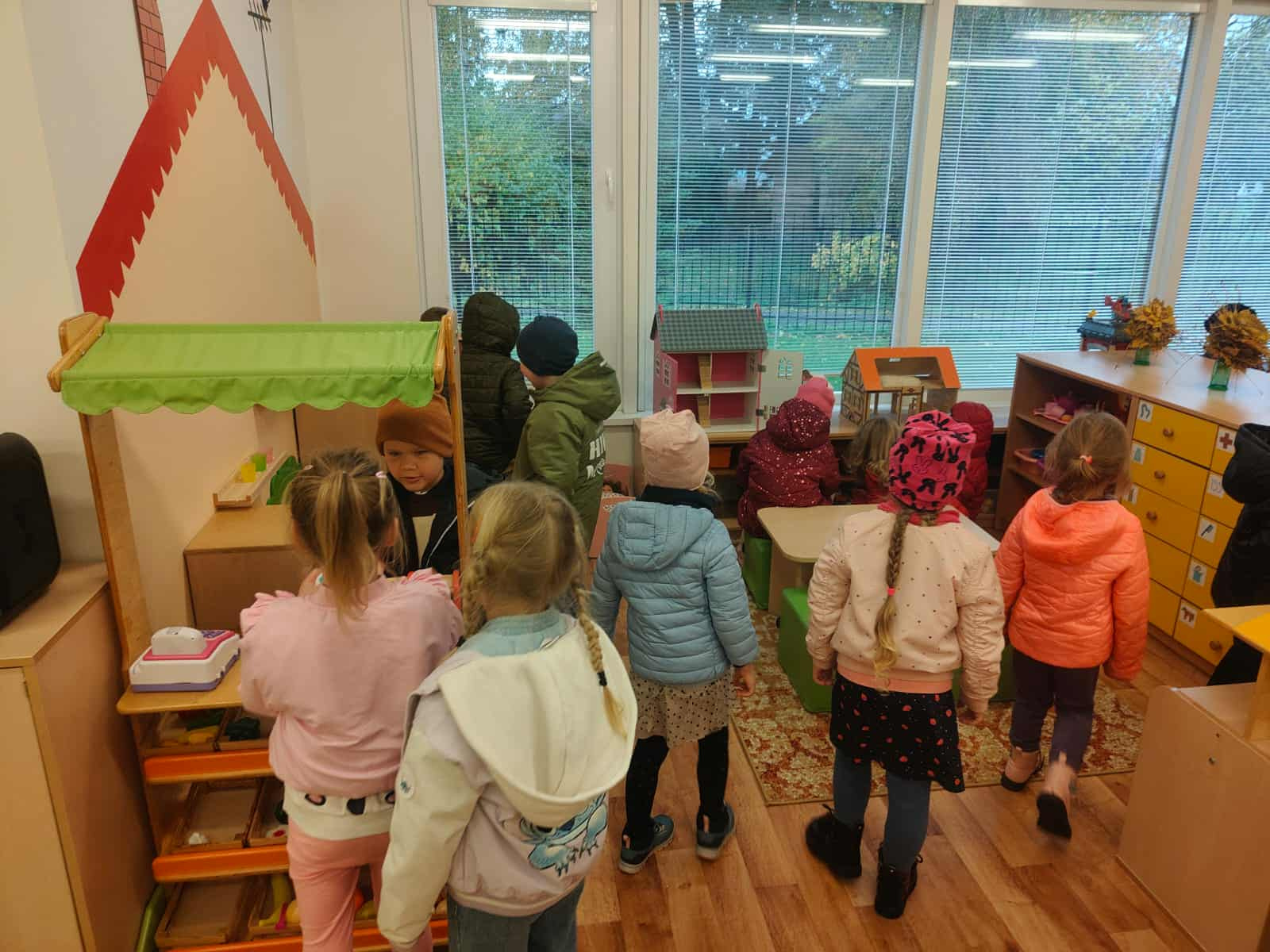 dzieci poznaja sale zabaw w Hnojniku