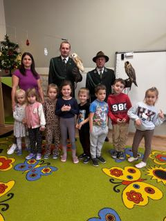 wizyta leśniczego w przedszkolu wraz z ptakami.