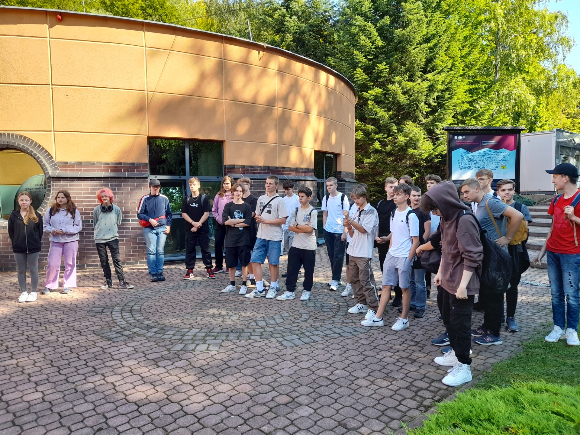 Grupa uczniów przy budynku Muzeum Naftownictwa i Gazownictwa w Bóbrce