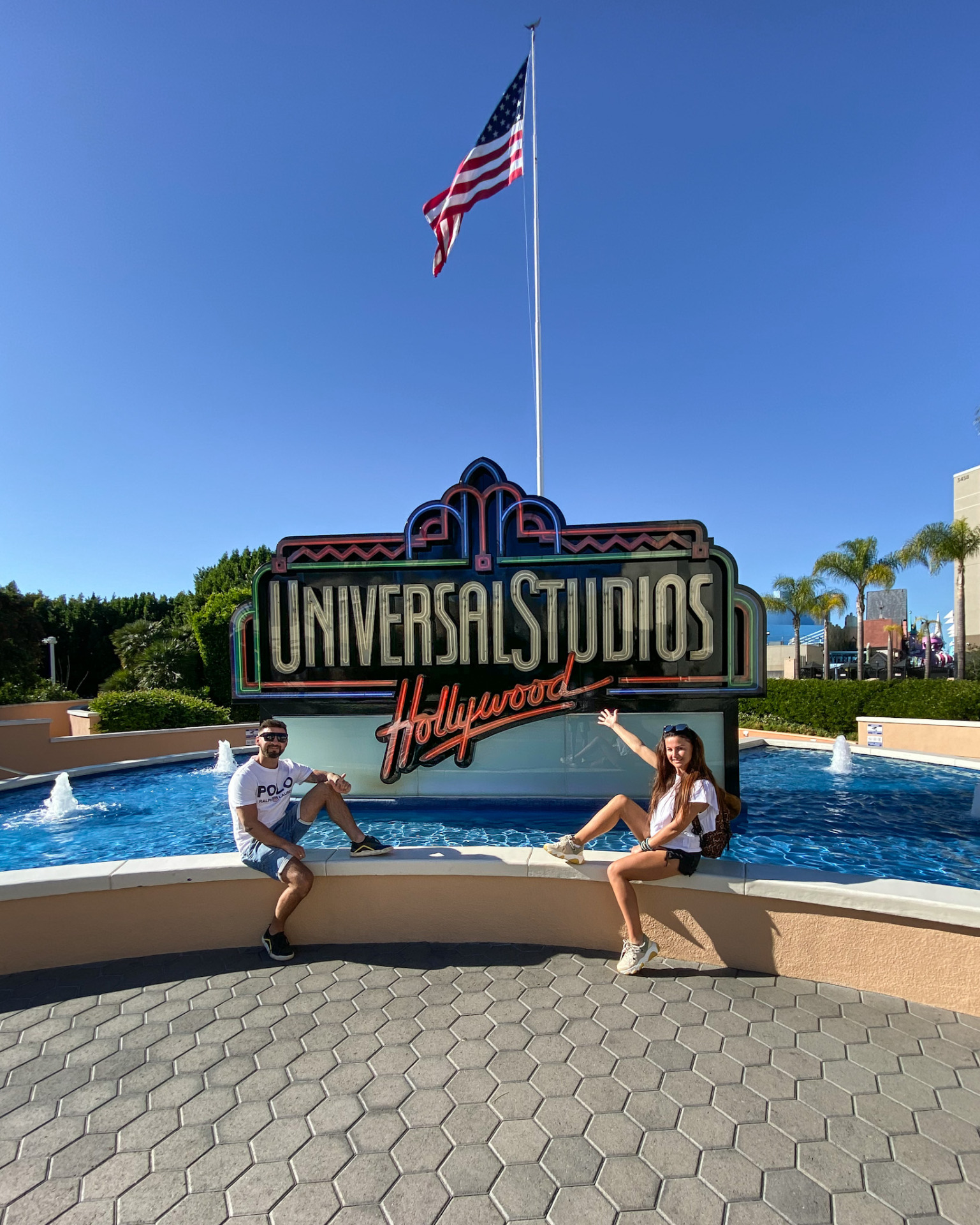Pani Edyta i Pan Krzysztof siedzą pod znakiem wytwórni Universal Studios.