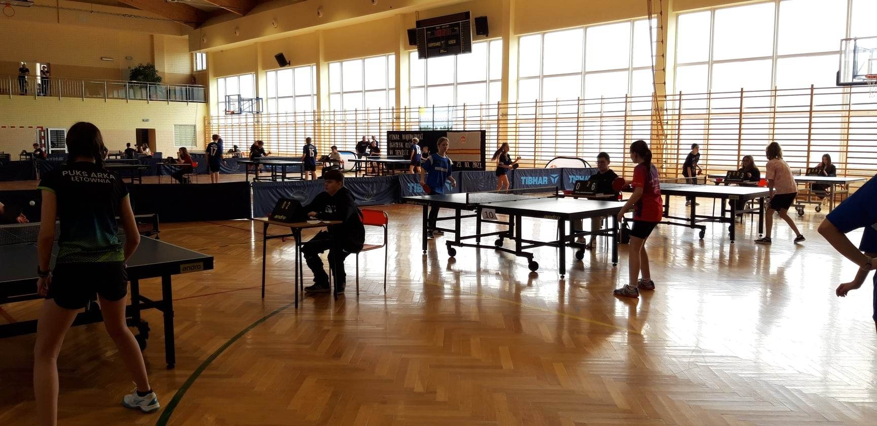 Finał Wojewódzki Igrzysk Dzieci w tenisie stołowym uczennice z ZSP Młodów grają mecz