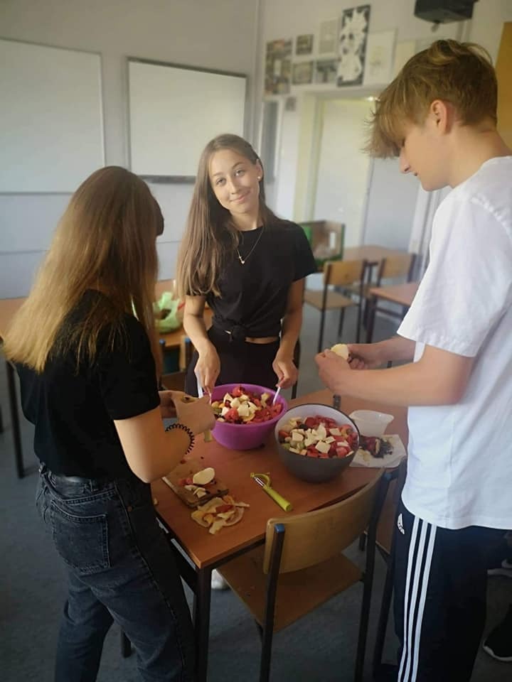 Przygotowanie sałatki owocowej przez z uczniów z klasy 2bg naszej szkoły.