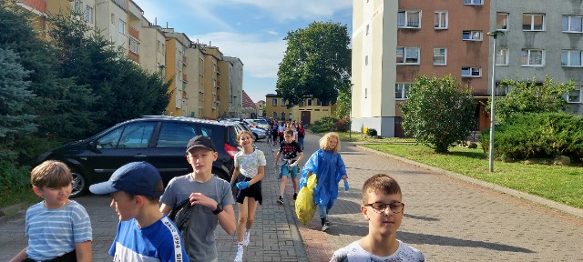 Uczniowie podczas akcji Sprzątanie Świata.
