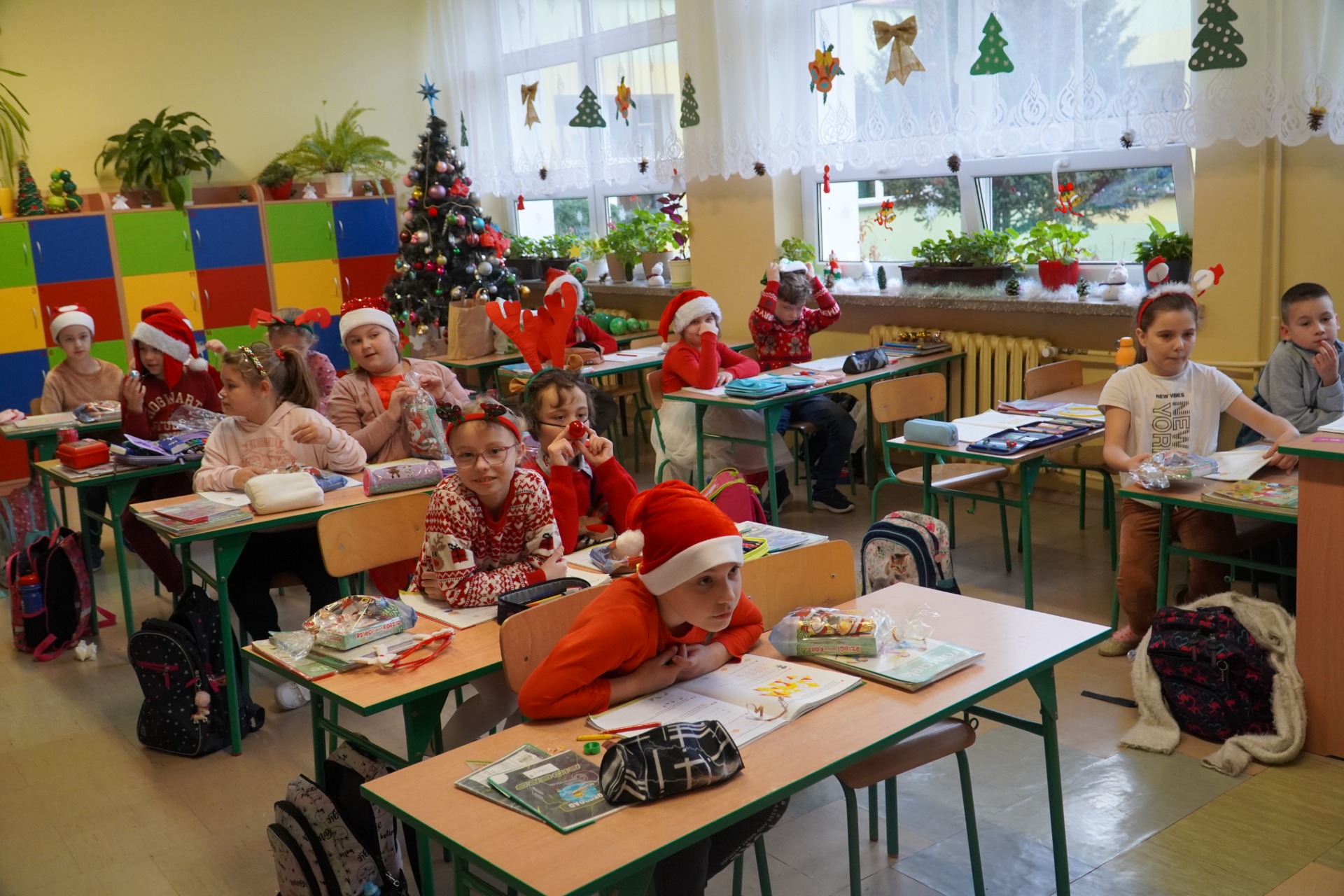 Mikołaj odwiedza klasy w całej szkole zostawiając słodki podarunek 