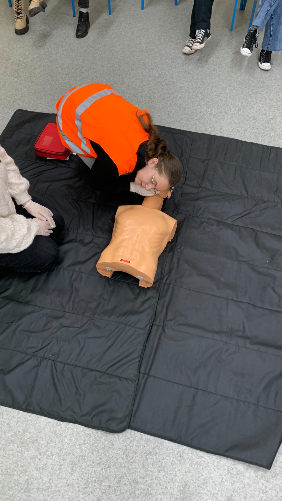 Uczniowie ćwiczą udzielanie pierwszej pomocy