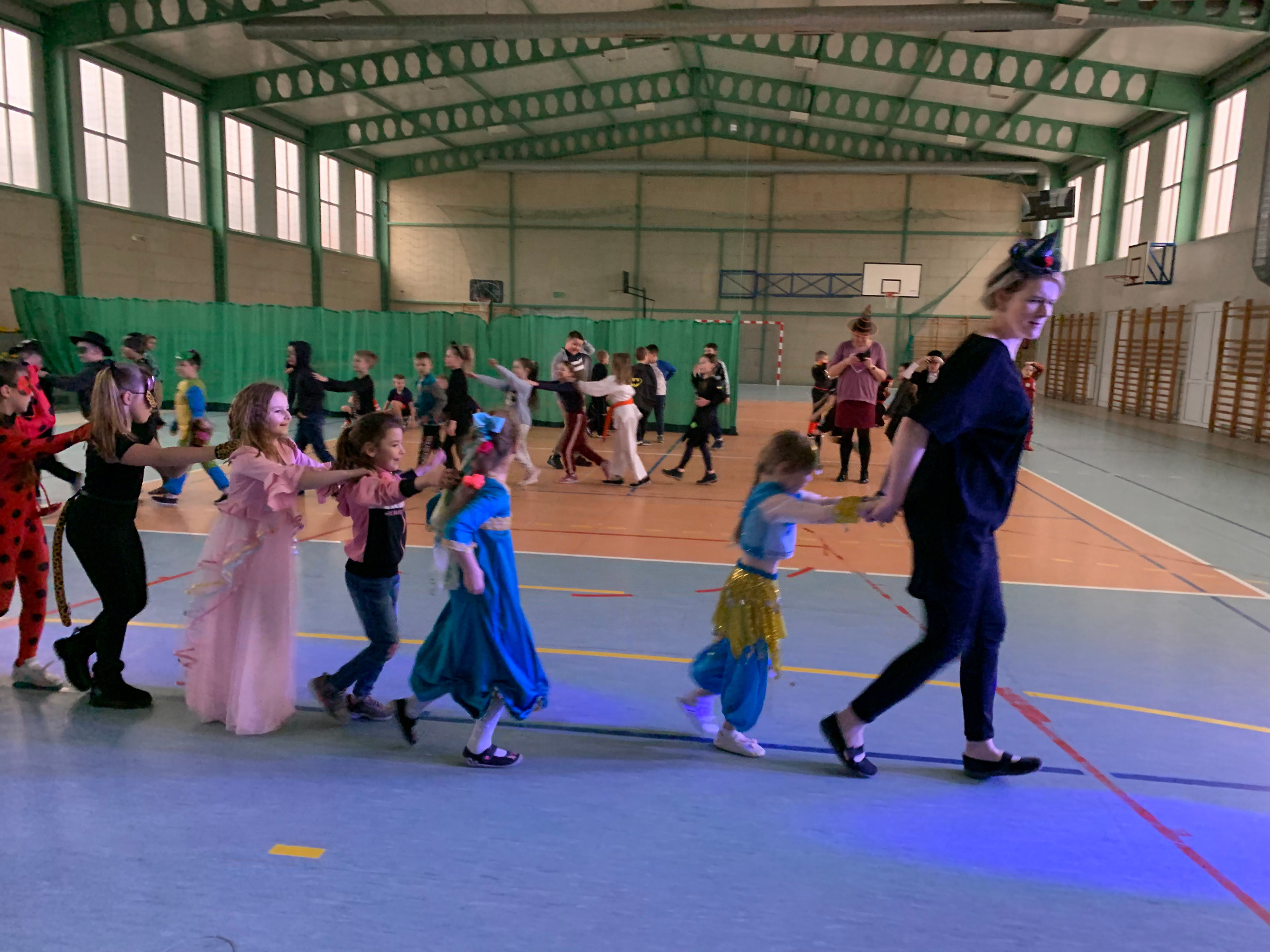 Dzieci podczas balu karnawałowego, tańce w sali gimnastycznej