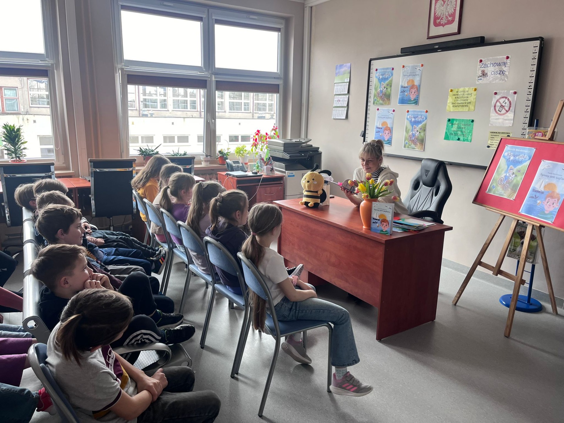 Na zdjęciu widzimy autorkę opowiadań dla dzieci, panią Kamilę Bondarowicz, która czyta uczniom fragmenty swojej książki Ignacy pod żaglami