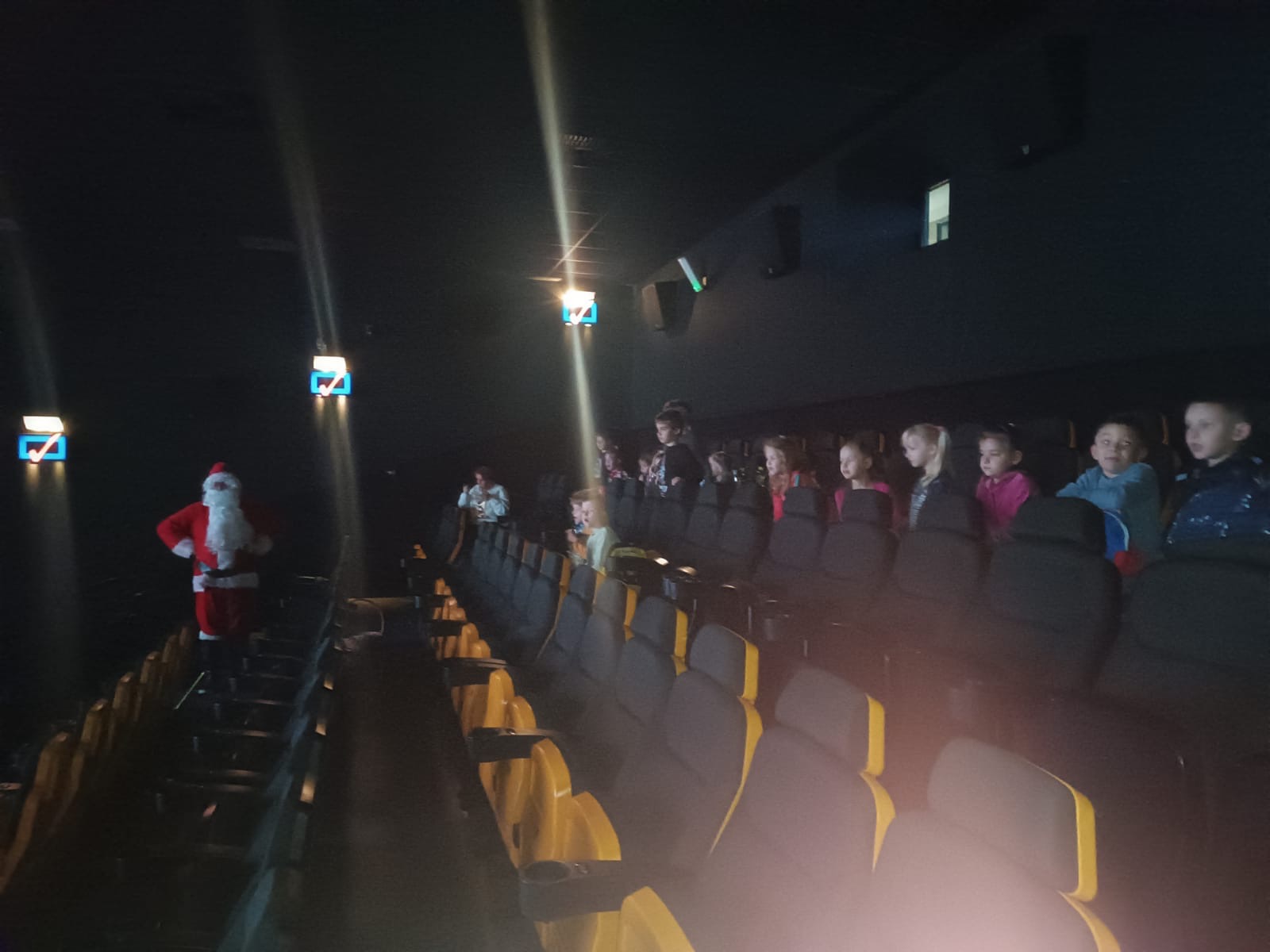20 grudnia klasa 0b udała się do kina Helios w Bydgoszczy.🤩Dzieci obejrzały film pt. „Życzenie”.  W kinie spotkała je miła niespodzianka.🤩 - Obrazek 1