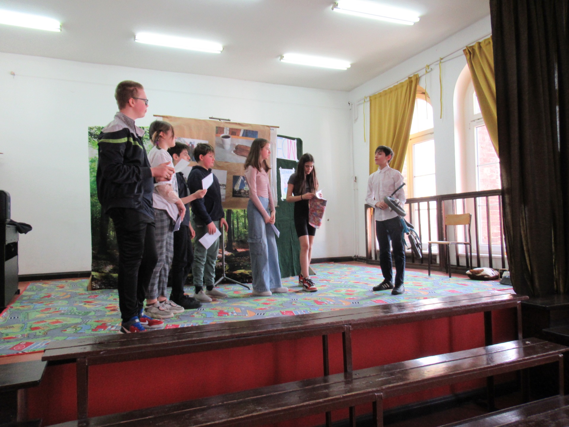 Uczniowie naszej szkoły podczas występów teatralnych.