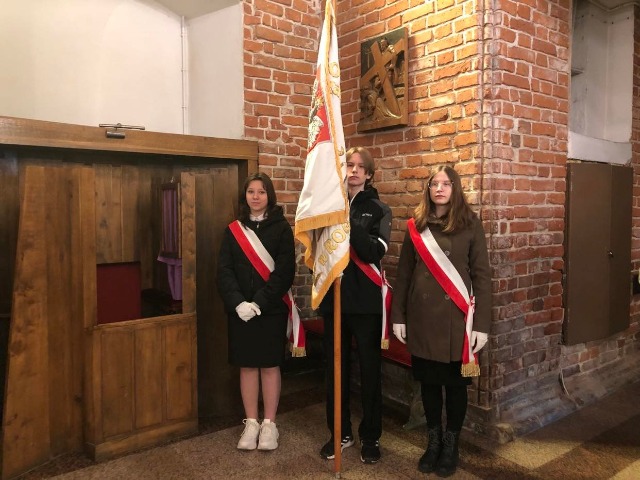 Sztandar naszej szkoły uczestniczył we mszy za ofiary zbrodni katyńskiej w kościele św. Bartłomieja w Pasłęku.