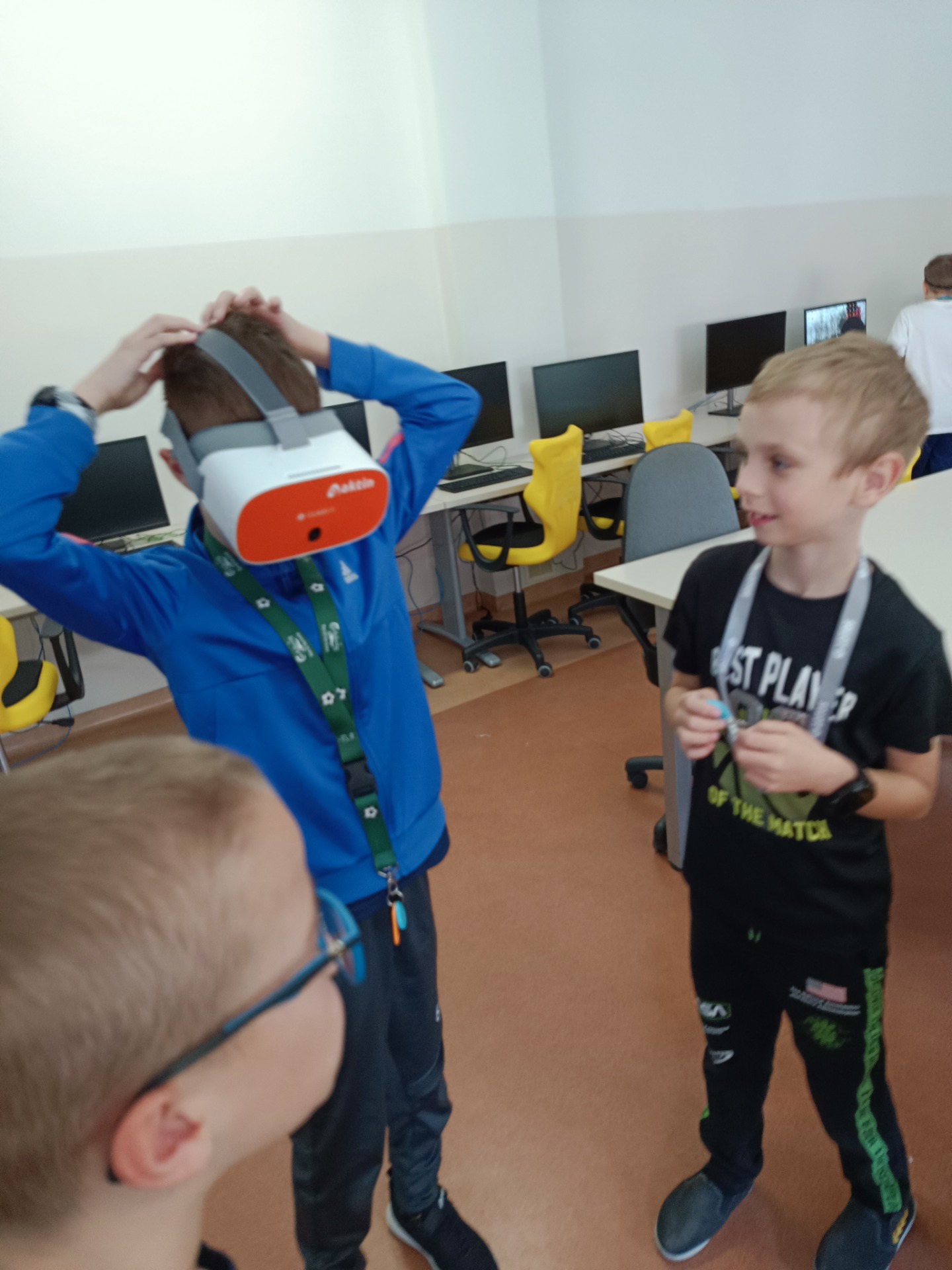 Uczniowie klasy II b oglądają zasoby okularów Class VR 3D