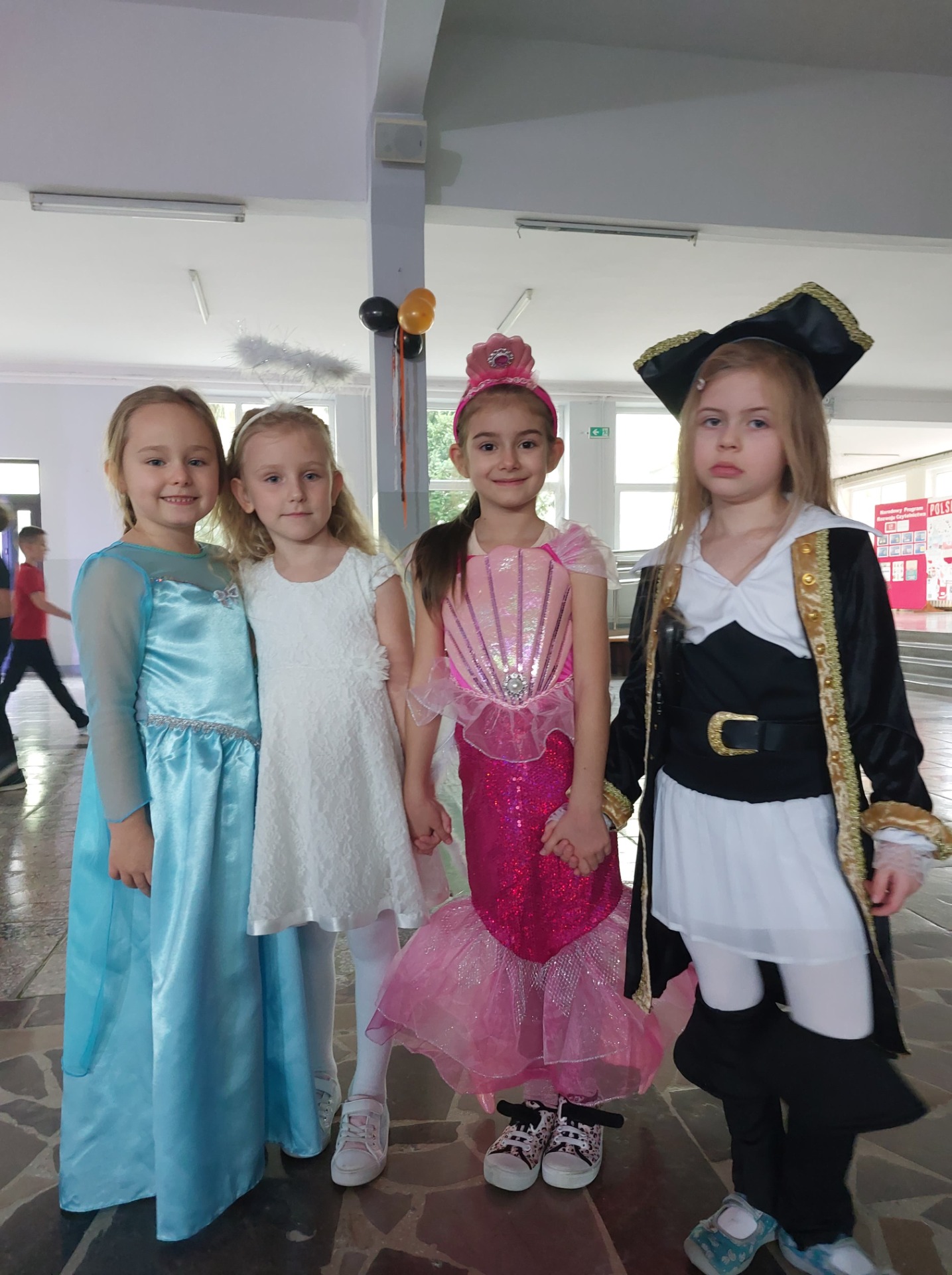 Dziewczynki z klasy O, w przebraniach: pirata, księżniczki.