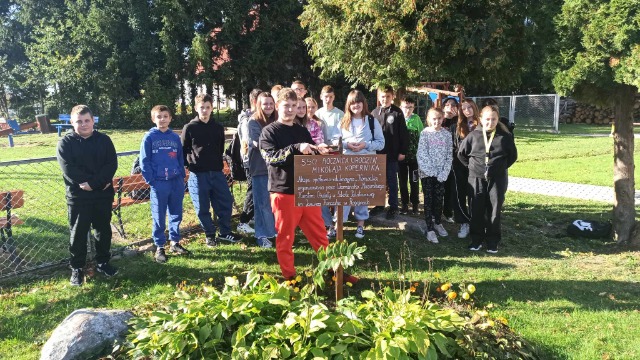 Uczniowie instalują tablicę pamiątkową akcji społeczno-edukacyjnej "Kowalia" ku czci 550 urodzin Mikołaja Kopernika.