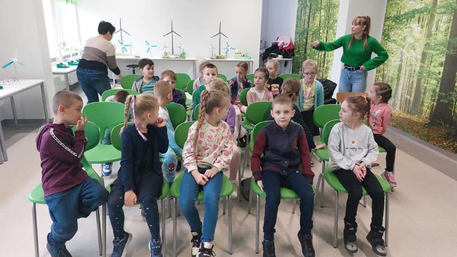 Przedszkolaki podczas zajęć o odnawialnych źródłach energii.