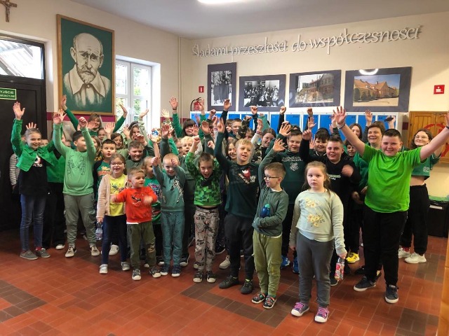 Uczniowie klas I-VIII ubrani na zielono w zielony poniedziałek.