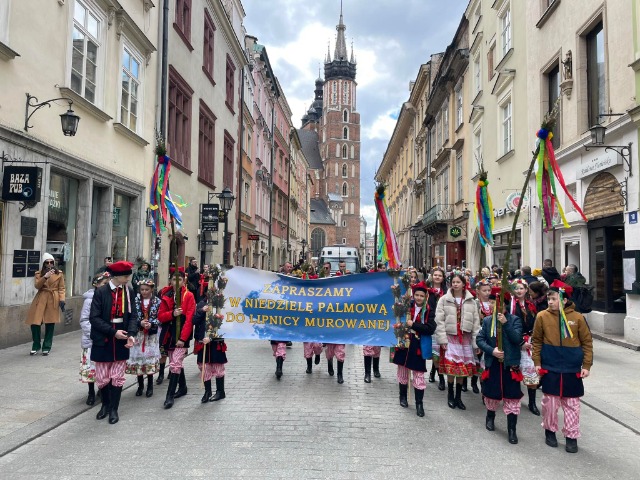 Nasi uczniowie w Krakowie na promocji Niedzieli Palmowej  - Obrazek 5