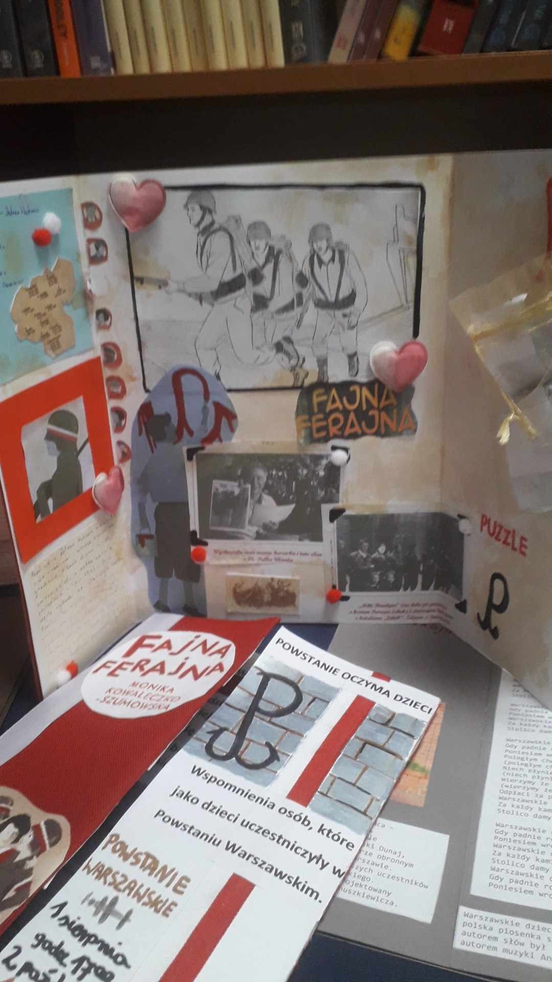 Wystawa prac konkursu "Warto czytać" w projekcie "Historia odkryta na nowo" - lapbooki do książki "Fajna Ferajna"
