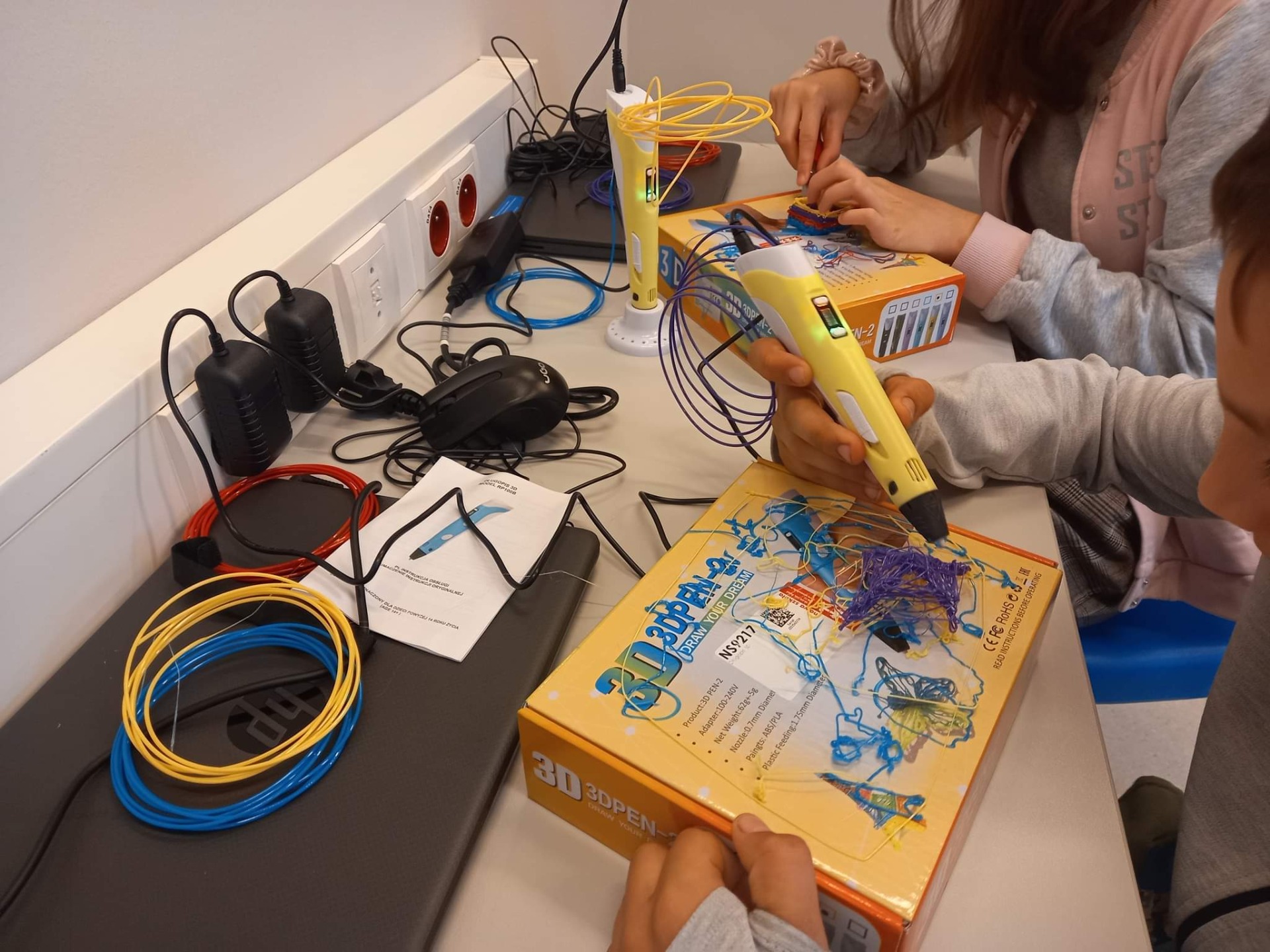 Zajęcia technicze z Panem Piotrem są świetne! Uczniowie z klasy 5 tworzą projekty 3D z wykorzystaniem materiałów edukacyjnych w ramach programu Laboratoria Przyszłości! ❤️😍❤️ - Obrazek 6