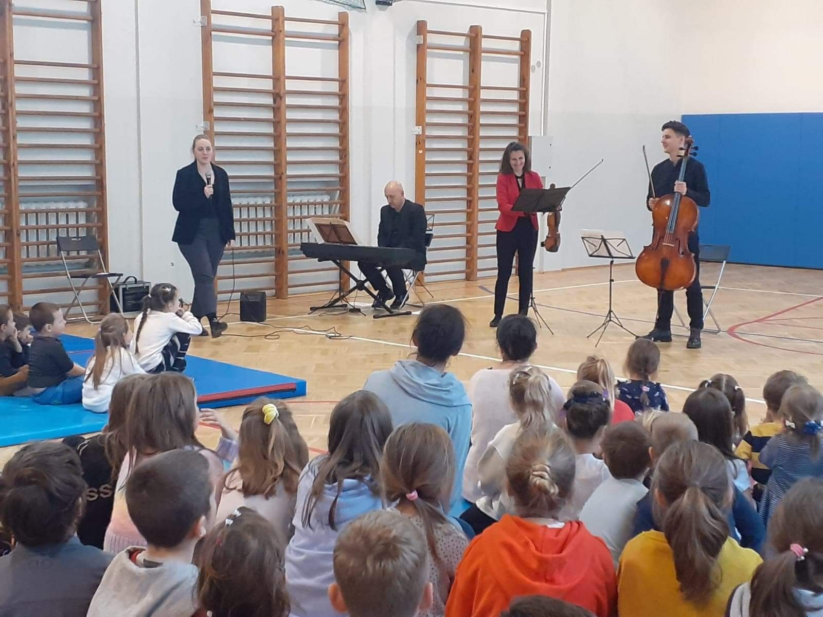 Dzisiaj w Naszej szkole odbył się koncert muzyków z Filharmonii Krakowskiej.  Poznaliśmy twórczość Mozarta👏🎻🎼N - Obrazek 6