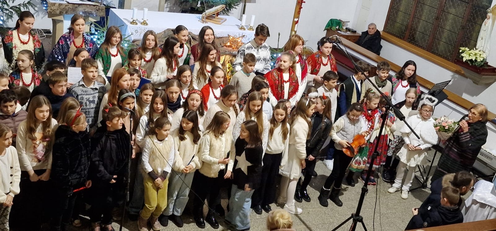 Koncert kolęd i pastorałek w wykonaniu chóru szkolnego "Libro di muzica" orazuczniów klas 4-7. - Obrazek 1